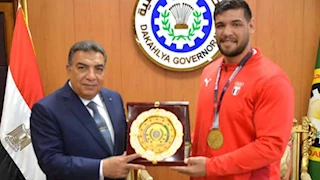محافظ الدقهلية يكرم عبداللطيف منيع الحاصل على ذهبية المصارعة -صور
