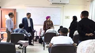 رئيس جامعة الأقصر تتابع سير امتحانات الفصل الدراسي الثاني بكلية الألسن -صور