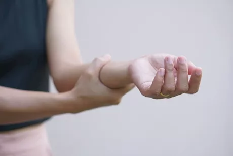 احذر تنميل اليدين- علامة على نقص هذه الفيتامينات بجسمك