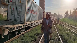 مصدر يكشف تفاصيل خروج عربة بضائع عن القضبان بالبدرشين