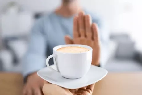 القهوة باللبن- إليك الفئات الممنوعة من تناولها