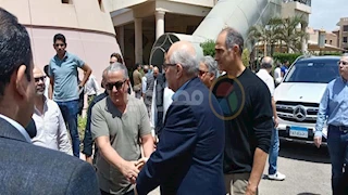 بحضور ملك مصر السابق.. تشييع جنازة والدة موسى مصطفى موسى - صور
