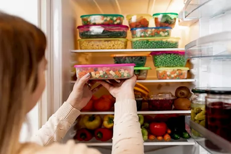 لا تُعد الطعام للثلاجة بعد تركه 4 ساعات.. طبيب يكشف السبب