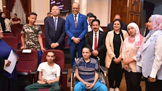 وزير العمل ومحافظ القاهرة يسلمان عقود عمل جديدة لذوي الهمم