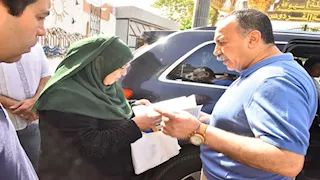 بالصور- محافظ أسيوط ينقل مريضة بسيارته الخاصة لاستكمال علاجها