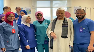 "عم سباعي" يتحدى السرطان ويحتفل بعيد ميلاده في جلسة الكيماوي بالأقصر