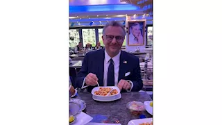 "جهز طبقه بنفسه".. مستشار ترامب يتناول الكشري بالقاهرة والسفارة الأمريكية تعلق |فيديو