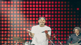 وصلت 8000 جنيه.. تفاصيل أولى حفلات عمرو دياب بالساحل الشمالي