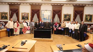 صور.. محافظ القاهرة يسلم تأشيرات الحج لأول فوج من حجاج الجمعيات 