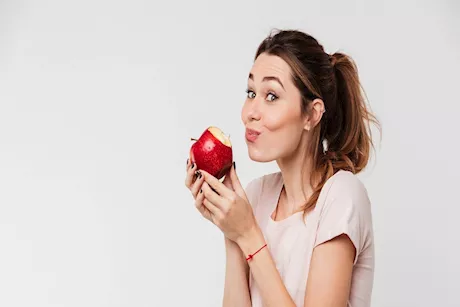 التفاح على الريق للمعدة- طبيب يوضح فوائده