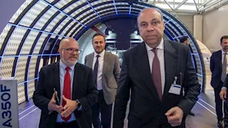 وزير الطيران يتفقد خط إنتاج طائرات إيرباص -(صور)