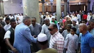 محافظ أسوان يؤدي صلاة الجمعة بكوم أمبو ويستمع لمطالب الأهالي