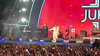 بالصور- تامر حسني يفاجئ جمهور حفله بـ نيللي كريم وكزبرة والبحراوي