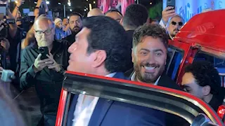 بالصور.. تامر حسني يصل العرض الخاص لفيلم "ريستارت" بسيارة ميكروباص