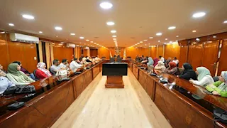 محافظ أسيوط يبحث تشغيل خريجي الطب البيطري بالمجازر الحكومية