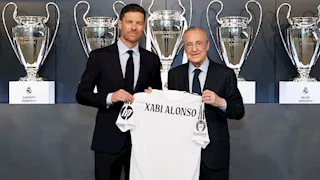 تشافي يوقع عقود توليه تدريب ريال مدريد (صور وفيديو)