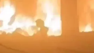 لحظة هروب طفلة فلسطينية من وسط النيران داخل مدرسة للنازحين (فيديو)