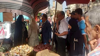 محافظ الدقهلية يتفقد سوق الخضروات للتعرف على الأسعار -صور