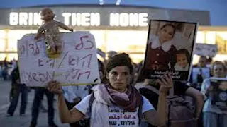 إسرائيليون يتظاهرون بصور الأطفال الشهداء في غزة (فيديو)