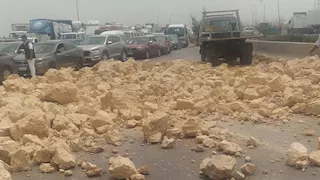 تحمل 50 طنًا من الأحجار.. انقلاب سيارة نقل بطريق الإسكندرية الصحراوي (صور)