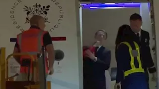 خبير لغة جسد يكشف مفاجأة وراء صفعة ماكرون من زوجته (فيديو)