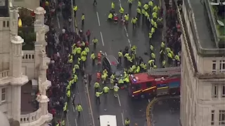  بعد إلقاء القبض عليه.. جماهير ليفربول تحاول الوصول لمنفذ حادث الدهس|فيديو