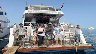 على متنه 50 سائحًا.. كابونجا يسحب يختًا سياحيًا بأسنانه يزن 350ًا في الغردقة (صور)