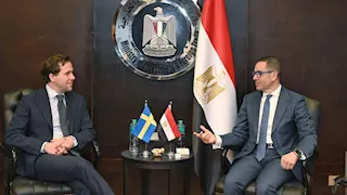 حسن الخطيب يبحث مع وزير التجارة الدولية السويدي سبل تعزيز التعاون بين البلدين.