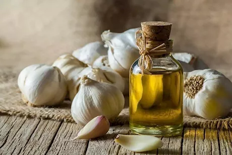 الثوم مع زيت الخردل.. تركيبة طبيعية لتقوية المناعة وضبط سكر الدم