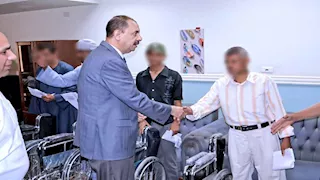 محافظ سوهاج يستقبل المواطنين ويُسلم كراسي متحركة لأصحاب إعاقات حركية 