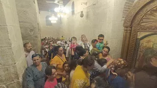 من "راجي وهائم إلى العذراء".. أسرار مغارة جبل الطير التي تحتضن رسائل الأمنيات بالمنيا - صور