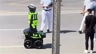 شاهد.. أول روبوت ينظم المرور في شوارع العاصمة الإدارية 