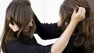 "خلاف على آيفون".. طالبة تعتدي على زميلتها بسلاح أبيض بمحيط جامعة بالمعادي