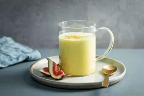 هل الحليب بالكركم قبل النوم يزيد الوزن؟