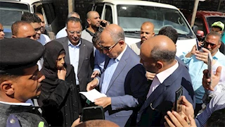 محافظ المنيا يستجيب لطلب سيدة مريضة ويوجه بتخصيص سيارة تنقلها لأسيوط -صور