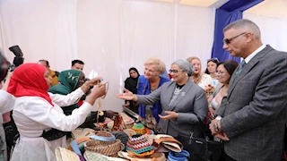 محافظ أسوان يشهد فعاليات "تحويشة" للتمكين الاقتصادي للمرأة -صور