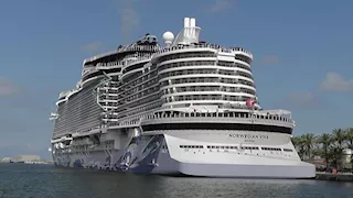 الرحلة الثالثة خلال شهر.. "VIVA" تحمل 4780 سائحًا أجنبيًا إلى ميناء الإسكندرية- صور