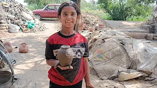 إيمان.. أصغر صانعة فخار بالشرقية تفضل "جلباب أبيها" وتسعى للعالمية