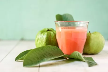 ماذا يحدث لجسمك عند تناول عصير أوراق الجوافة على الريق؟