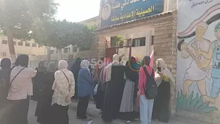 بالصور- طلاب الإعدادية بالمنوفية يؤدون أول امتحانات نهاية العام