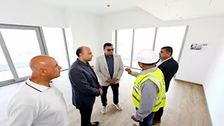 وزير الإسكان يتفقد أبراج الداون تاون بالعلمين الجديدة