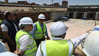 وزير الري يتفقد مشروعات مائية بأسيوط ويتابع تنفيذ قناطر ديروط الجديدة 
