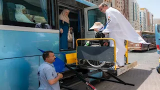 "مصعد للنزول من الأتوبيس".. خدمات خاصة للحجاج ذوي الهمم بالسعودية