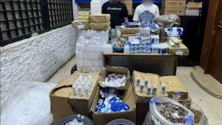 الداخلية تكشف مصنعًا سريًا لتصنيع محلول العدسات ويضبط 8500 عبوة مجهزة