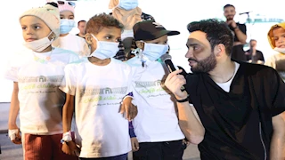 رامي جمال يُسعد أطفال مرضى السرطان في مستشفى شفاء الأورمان بالأقصر -صور