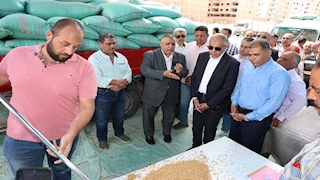 داخل صومعة نفرتيتي.. محافظ المنيا يتابع انتظام أعمال توريد محصول القمح (صور)