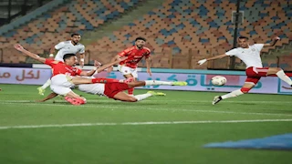 حكم دولي سابق يعلق على القرارات التحكيمية في مباراة الأهلي وحرس الحدود