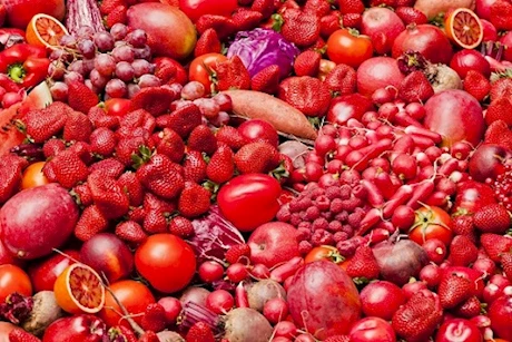 تنظف شرايين القلب- 7 أطعمة حمراء تناولها يوميًا