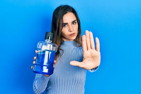 يرتبط بالقلب- دراسة تكتشف ضررًا غريبًا لغسول الفم