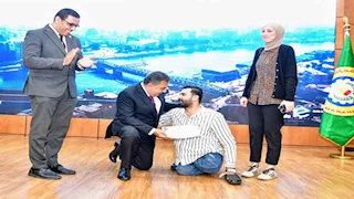 مشهد مؤثر في احتفالية عيد العمال بالدقهلية.. المحافظ ينزل على ركبتيه لتكريم عامل -صور